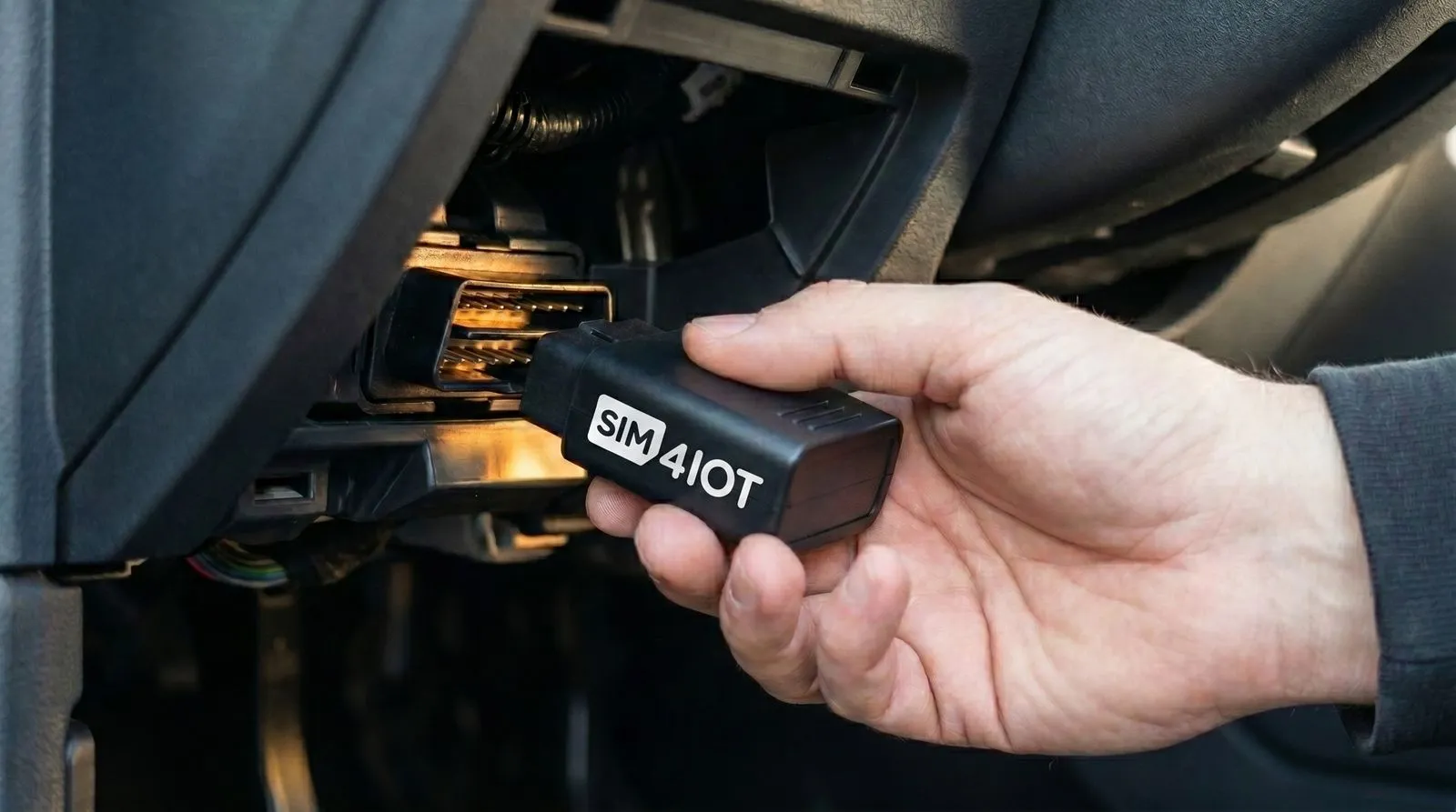 OBD-2-Stecker von SIM4IOT beim Einstecken in die Fahrzeugbuchse.