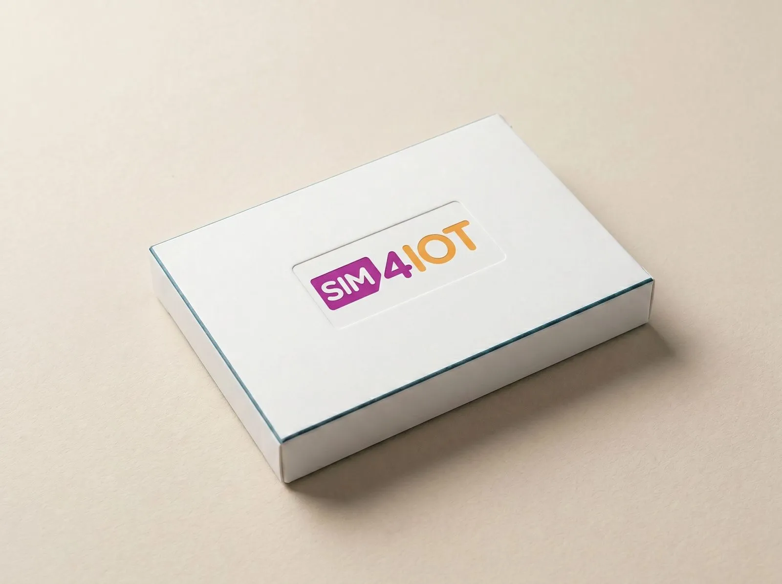 Produktkarton von SIM4IOT mit SIM-Karten und Zubehör.