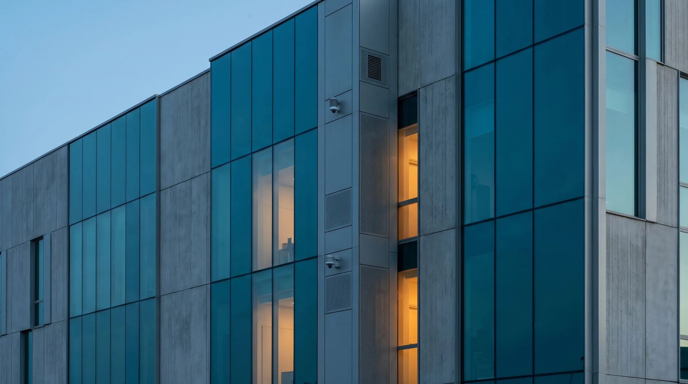 Bürofassade mit sichtbaren Sensoren und Kameras an den Geschossen.